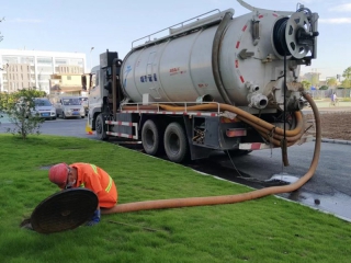 大车清理污水池1