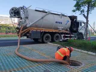 大车清理污水池2