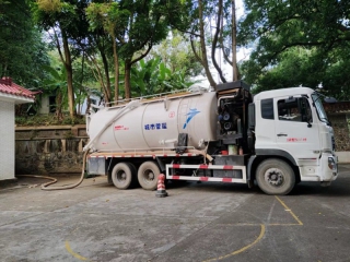 大车学校清理化粪池1