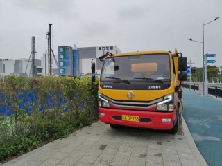 小车工地清理化粪池1