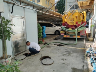 小车工地清理化粪池2