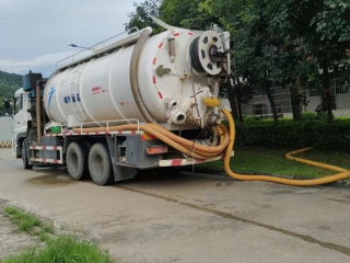 学校大车清理化粪池1