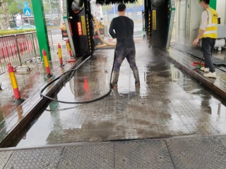 智能自动洗车机清洗地面1